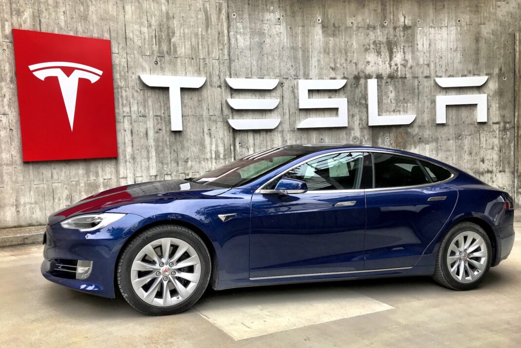 Německý automobilový koncern Volkswagen jedná s americkým výrobcem elektromobilů Tesla o tom, že přistoupí k její technologii nabíjení aut.