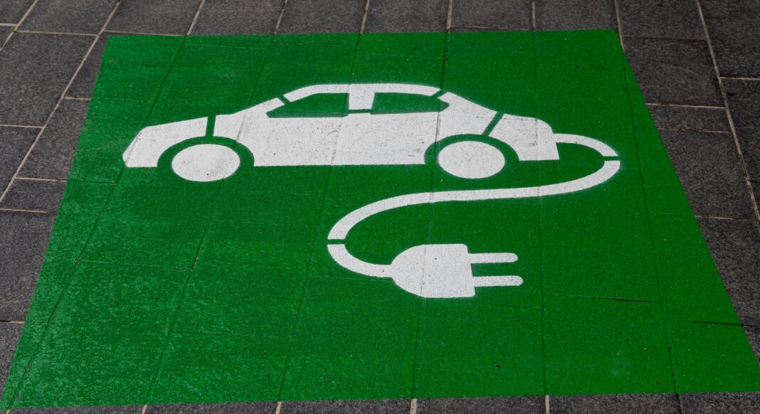 Těžištěm jednání byla otázka, jak v Německu dosáhnout cíle 15 milionů elektrických osobních aut do roku 2030 a jak lze dlouhodobě posílit rozšíření elektrovozů.